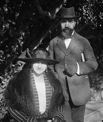 Retrat de l'arquitecte Rafael Mas&oacute; i la seva esposa Esperan&ccedil;a Bru als jardins de la Reina Vict&ograve;ria, a la Devesa. 1920-1930