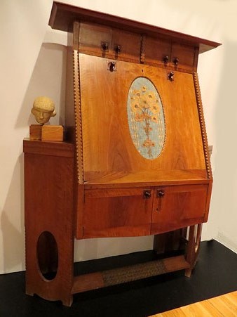 Secreter &aacute; abattant per a Esperan&ccedil;a Bru. 1910. Noguera, metall, teixit, vidre i flors seques. Rosa Mas&oacute; Bru, Girona