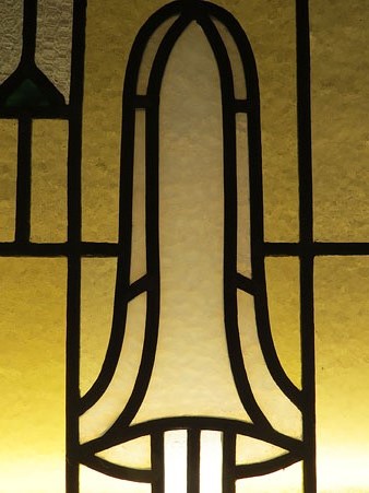Vitrall del rebedor del primer pis de la Casa Ensesa, Girona. Ca. 1915. Detall. Fabricat per Rigalt, Granell i Cia. Barcelona. Vidre catedral, fusta, plom. Museu d'Hist&ograve;ria de Girona, Ajuntament de Girona