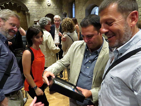 El guardonat Albert Pujol, entre l'escriptor i editor Quim Curbet, Carme Fenoll, cap del Servei de Biblioteques de la Generalitat, i el llibreter Pere Rodeja Gibert