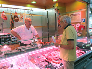 Campanya de recollida d'aliments al Mercat del Lle&oacute;. Presentaci&oacute; pel regidor de Sostenibilitat, Medi Ambient, Participaci&oacute; i Cooperaci&oacute; de l'Ajuntament de Girona Eduard Berloso