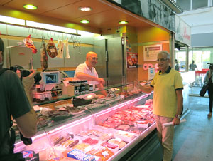 Campanya de recollida d'aliments al Mercat del Lle&oacute;. Presentaci&oacute; pel regidor de Sostenibilitat, Medi Ambient, Participaci&oacute; i Cooperaci&oacute; de l'Ajuntament de Girona Eduard Berloso
