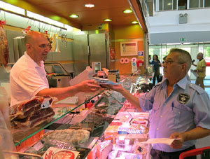 Campanya de recollida d'aliments al Mercat del Lle&oacute;. Presentaci&oacute; pel regidor de Sostenibilitat, Medi Ambient, Participaci&oacute; i Cooperaci&oacute; de l'Ajuntament de Girona Eduard Berloso