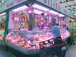 Campanya de recollida d'aliments al Mercat del Lle&oacute;. Presentaci&oacute; pel regidor de Sostenibilitat, Medi Ambient, Participaci&oacute; i Cooperaci&oacute; de l'Ajuntament de Girona Eduard Berloso