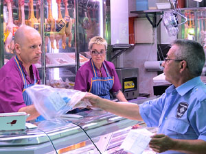 Campanya de recollida d'aliments al Mercat del Lle&oacute;. Presentaci&oacute; pel regidor de Sostenibilitat, Medi Ambient, Participaci&oacute; i Cooperaci&oacute; de l'Ajuntament de Girona Eduard Berloso