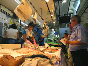 Campanya de recollida d'aliments al Mercat del Lle&oacute;. Presentaci&oacute; pel regidor de Sostenibilitat, Medi Ambient, Participaci&oacute; i Cooperaci&oacute; de l'Ajuntament de Girona Eduard Berloso
