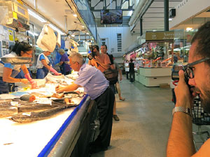 Campanya de recollida d'aliments al Mercat del Lle&oacute;. Presentaci&oacute; pel regidor de Sostenibilitat, Medi Ambient, Participaci&oacute; i Cooperaci&oacute; de l'Ajuntament de Girona Eduard Berloso