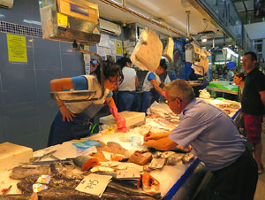 Campanya de recollida d'aliments al Mercat del Lle&oacute;. Presentaci&oacute; pel regidor de Sostenibilitat, Medi Ambient, Participaci&oacute; i Cooperaci&oacute; de l'Ajuntament de Girona Eduard Berloso