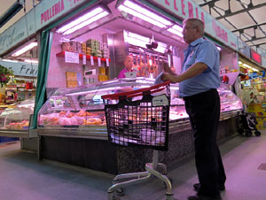 Campanya de recollida d'aliments al Mercat del Lle&oacute;. Presentaci&oacute; pel regidor de Sostenibilitat, Medi Ambient, Participaci&oacute; i Cooperaci&oacute; de l'Ajuntament de Girona Eduard Berloso