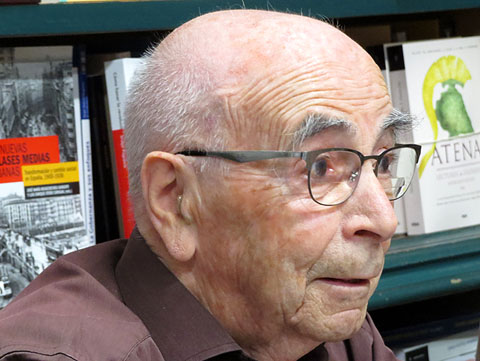 Enric Mirambell durant un moment de la trobada a la Llibreria Geli