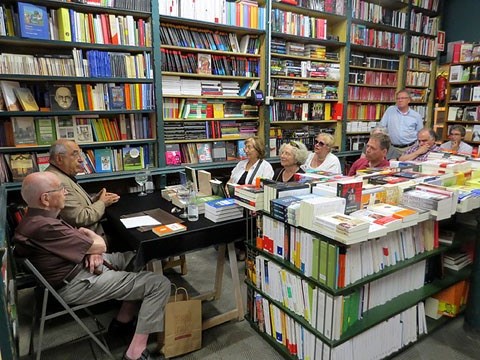 Un moment de la trobada a la Llibreria Geli