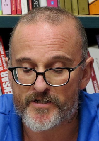 El poeta i llibreter Josep Domènech durant l'esdeveniment