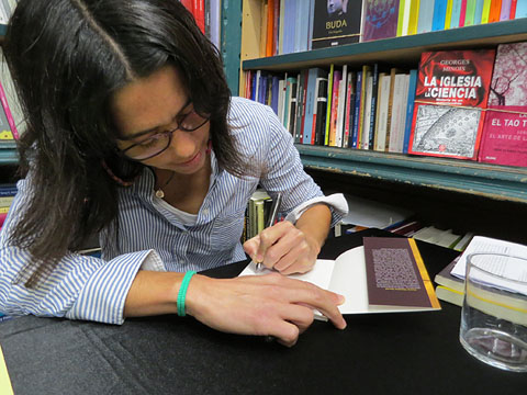 Joana Castells signant exemplars durant l'esdeveniment