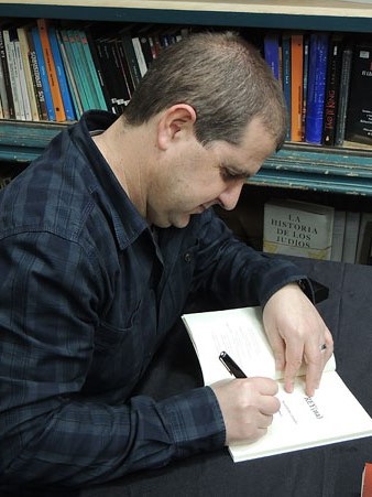 Manel Fortis Artacho signant exemplars de les seves obres