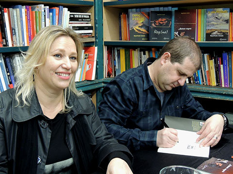 Manel Fortis Artacho signant exemplars del seus llibres