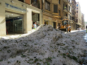 Tromba d'aigua i calamarsa a la ciutat de Girona el 30 de juny 2017. El dia després