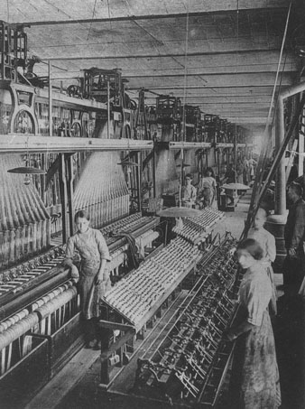 Dones treballant a la secció de telers a la fàbrica Grober