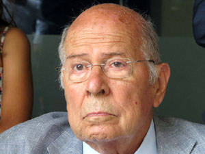 Descobriment d'una placa en record de les persones treballadores de la fàrica Grober de Girona