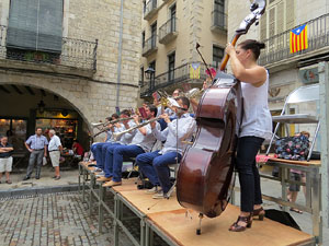 Lliurament del Premi d'Europa 2016 a Girona, atorgat pel Consell d'Europa. Ballada de sardanes a la pla&ccedil;a del Vi