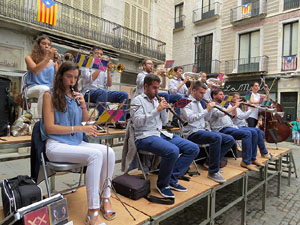 Lliurament del Premi d'Europa 2016 a Girona, atorgat pel Consell d'Europa. Ballada de sardanes a la pla&ccedil;a del Vi