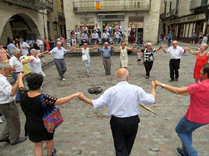 Lliurament del Premi d'Europa 2016 a Girona, atorgat pel Consell d'Europa. Ballada de sardanes a la pla&ccedil;a del Vi