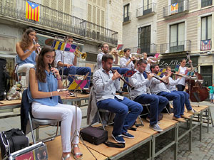 Lliurament del Premi d'Europa 2016 a Girona, atorgat pel Consell d'Europa. Ballada de sardanes a la pla&ccedil;a del Vi