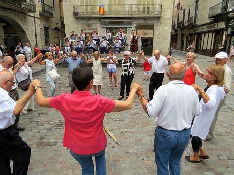 Lliurament del Premi d'Europa 2016 a Girona, atorgat pel Consell d'Europa. Ballada de sardanes a la pla&ccedil;a del Vi