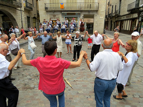 Lliurament del Premi d'Europa 2016 a Girona, atorgat pel Consell d'Europa. Ballada de sardanes a la plaça del Vi