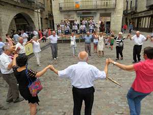Lliurament del Premi d'Europa 2016 a Girona, atorgat pel Consell d'Europa. Ballada de sardanes a la pla&ccedil;a del Vi