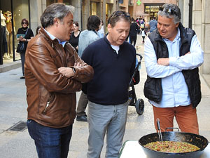 Presentació 'Un any a la cuina' d'Enric Herce a la Llibreria Geli de Girona, amb Salvador Garcia-Arbós i una cassola d'Abraham Simon