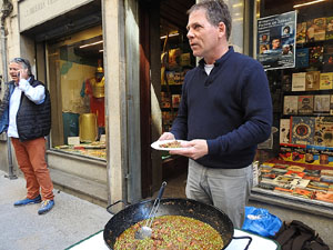 Presentació 'Un any a la cuina' d'Enric Herce a la Llibreria Geli de Girona, amb Salvador Garcia-Arbós i una cassola d'Abraham Simon
