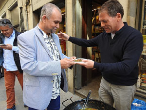 Presentació 'Un any a la cuina' d'Enric Herce a la Llibreria Geli de Girona, amb Salvador Garcia-Arbós i una cassola d'Abraham Simon