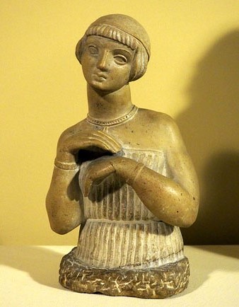 Figura femenina. Ca. 1915. Marbre, Col&middot;lecci&oacute; Anna Aguilar Dom&egrave;nech, Barcelona