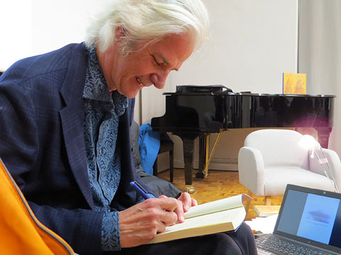 Jacobo Siruela signant llibres a la finalització de la presentació