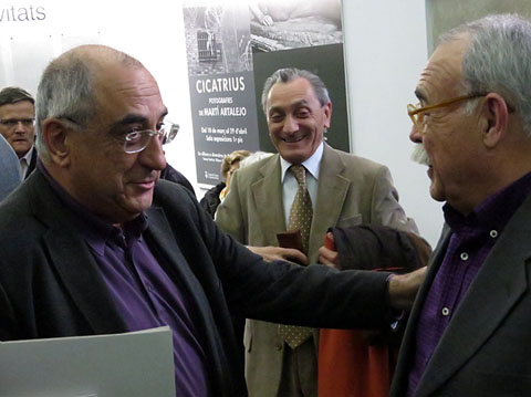 L'historiador Joaquim Nadal i Farreras, el Cap de premsa, comunicació i protocol de la Diputació de Girona, Josep Maria Amargant i Codina, i l'autor del llibre, Pere Codina Gironella