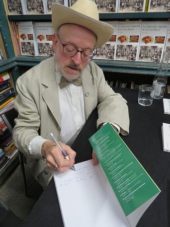 Jaume F&agrave;brega signant exemplars del seu llibre