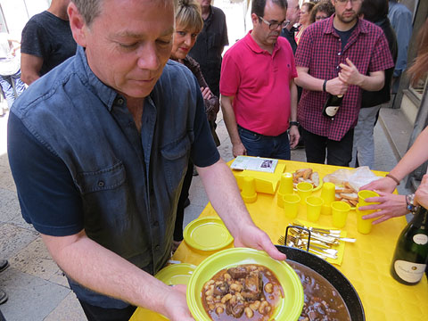 Abraham Simon amb la cassola que va preparar