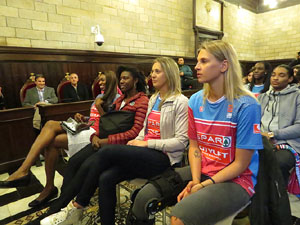 Rebuda de l'Spar Citylift Girona a la Sala de Plens de l'Ajuntament i a la pla&ccedil;a del Vi