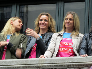 Rebuda de l'Spar Citylift Girona a la Sala de Plens de l'Ajuntament i a la pla&ccedil;a del Vi