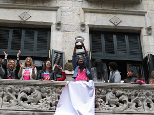 Rebuda de l'Spar Citylift Girona a la Sala de Plens de l'Ajuntament i a la pla&ccedil;a del Vi