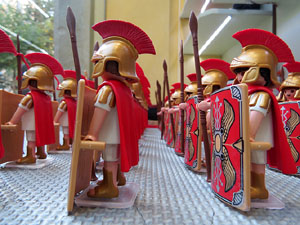 Aparadors decorats amb diorames i figures de Playmobil