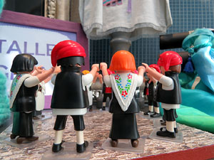 Aparadors decorats amb diorames i figures de Playmobil