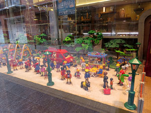 Aparadors decorats amb diorames i figures de Playmobil