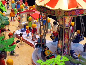 Aparadors decorats amb diorames i figures de Playmobil