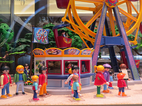 Aparadors decorats amb diorames i figures de Playmobil