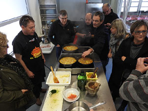 Taller de cuina a l'Aula gastronòmica del Mercat del Lleó. El suquet, de la teoria a la pràctica, a càrrec d'Abraham Simon-Ferré