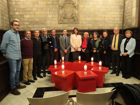 Foto de grup dels participants en l'esdeveniment commemoratiu, al Sal&oacute; de Plens de l'Ajuntament