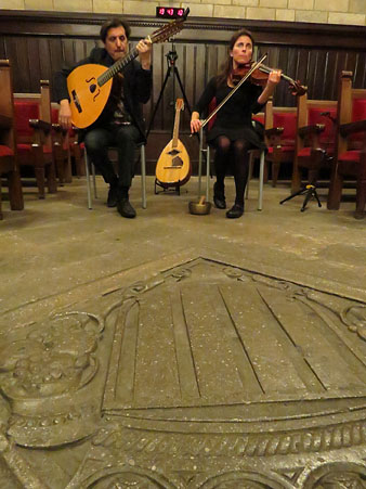 L'actuaci&oacute; musical del duet Medievalia, amb Pedro Burruezo i Maia Kanaan