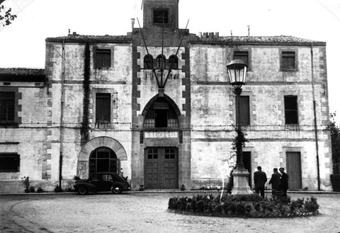 Fa&ccedil;ana d'un edifici de l'hospital Psiqui&agrave;tric de Salt. 1900