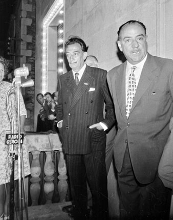 Homenatge a Salvador Dal&iacute; a la pla&ccedil;a de l'ajuntament de Figueres. Al centre, l'artista i el president de la Diputaci&oacute;, Joan de Llobet Llavar&iacute;. 1961